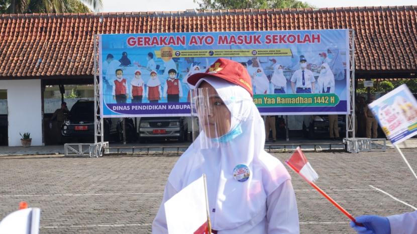 Pemkab Garut mencanangkan Gerakan Ayo Masuk Sekolah di Lapangan Sekretariat Daerah (Setda) Garut, Kecamatan Tarogong Kidul, Kabupaten Garut, Senin (22/3). 