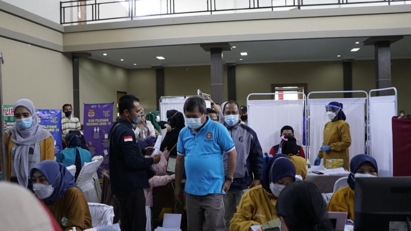 Pemkab Garut menggelar vaksinasi massal di dua titik yakni Gedung Art Center dan Sarana Olahraga (SOR) Ciateul, Sabtu (13/3).