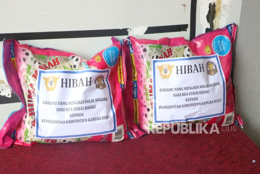 Pemkab Kapuas Hulu memperoleh hibah dari Bea Cukai Nanga Badau berupa 729 kg bahan pokok.