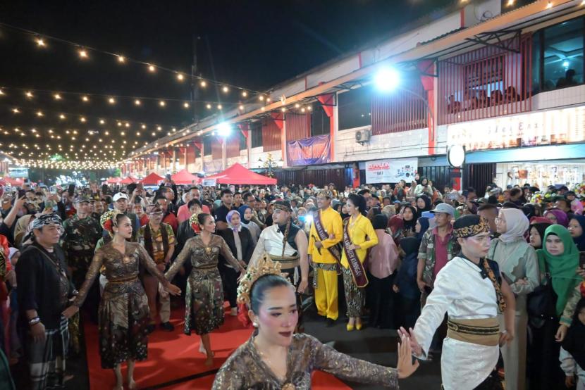 Pemkab Kuningan meluncurkan Kuningan Night Festival (Car Free Night), di sepanjang jalan pertokoan Siliwangi, Sabtu (3/4/2024) malam. 