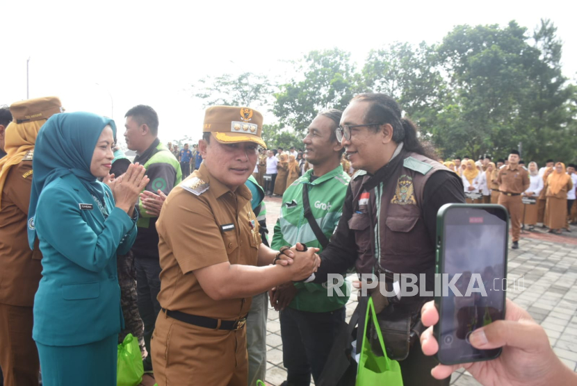 Pemkab Kuningan memutuskan untuk menunda pelaksanaan Sidang Paripurna Istimewa Hari Jadi Kuningan ke-527, Senin (1/9/2025). Agenda itu diganti dengan pemberian santunan kepada lansia dan ojol (ojek online). 