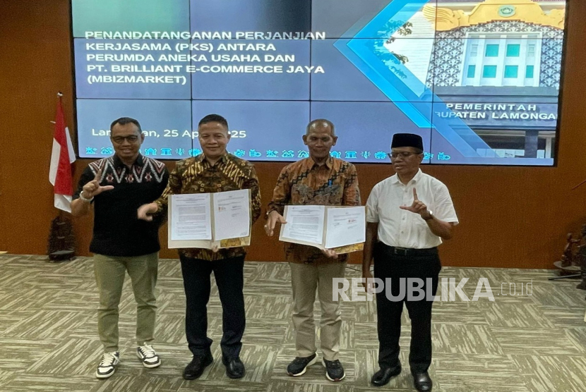 Pemkab Lamongan berkomitmen mempercepat transformasi digital sekaligus menggerakkan ekonomi lokal melalui pemberdayaan pelaku Usaha Kecil dan Menengah (UKM) yang tergabung dalam ekosistem pengadaan nasional. Sebagai Langkah awal, Pemkab Lamongan menjalin kerja sama dengan Mbizmarket, mitra resmi toko daring Lembaga Kebijakan Pengadaan Barang/Jasa Pemerintah Republik Indonesia (LKPP RI).