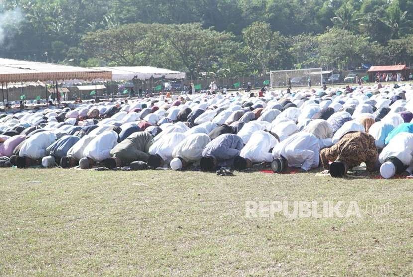 Pemkab Lombok Barat menggelar istighosah dan shalat taubat di Pos Pengungsian Gunungsari, Lombok Barat, NTB, Kamis (23/8).