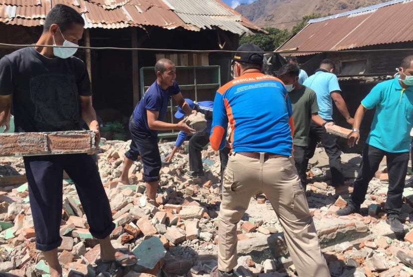 Pemkab Lombok Timur (Lotim) menempatkan satuan perangkat kerja daerah (SKPD) secara bergiliran membantu korban terdampak gempa di Kecamatan Sembalun, Kamis (4/10).