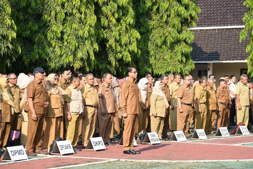 Pemkab Majalengka resmi memberhentikan dua orang ASN yang melakukan pelanggaran berat disiplin pegawai, Senin (2/9/2024). 