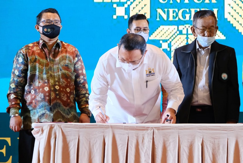 Pemkab Muba melaksanakan MoU dengan Gabungan Pengusaha Kelapa Sawit Indonesia (GAPKI) Sumsel, dan Gabungan Perusahaan Karet Indonesia (GAPKINDO) Sumsel, Kamis (25/3) di Hotel Santika Premiere Palembang. 