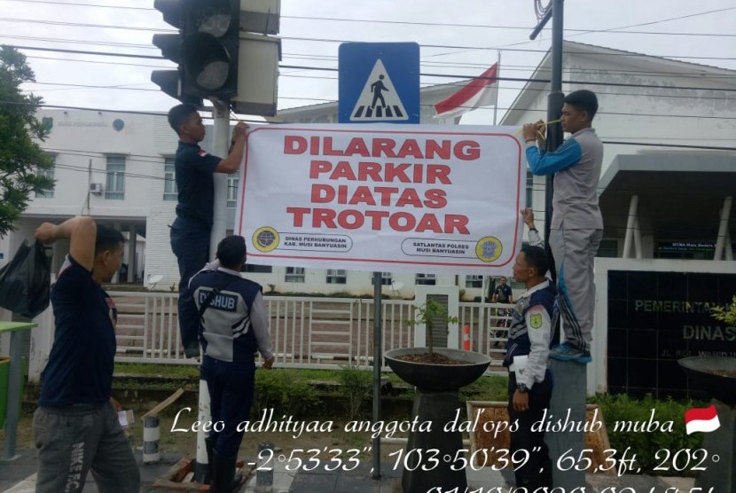 Pemkab Muba menerapkan aturan larangan parkir di atas trotoar. 