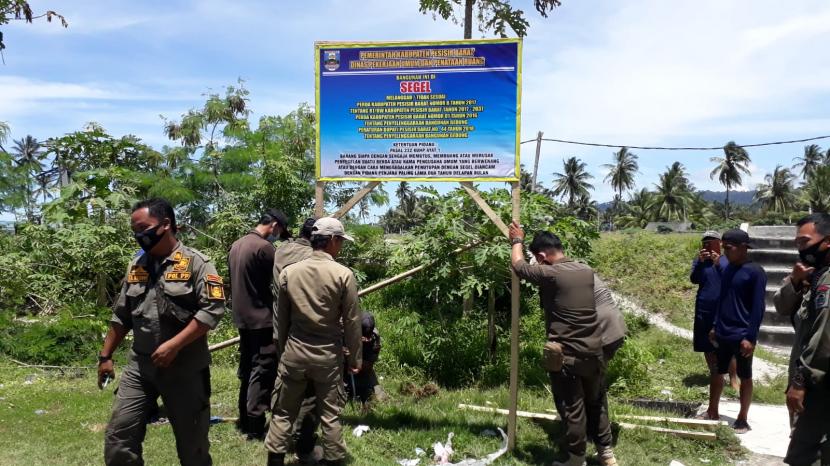 Pemkab Pesisir Barat melanjutkan pemortalan setelah penyegelan empat dari tujuh tambak udang vaname di Kabupaten Pesisir Barat, Lampung, Kamis (3/2). 