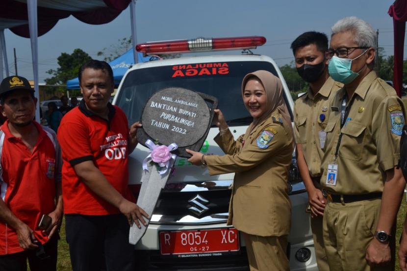 Pemkab Purbalingga melalui Bupati menyerahkan 1 unit mobil ambulans siaga kepada masyarakat Desa Kasih, Kecamatan Kertanegara, Senin (11/7) di Lapangan Desa Kasih.