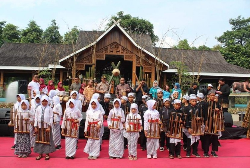 Pemkab Purwakarta, menggelar Festival Bambu Kreatif 2019 di Taman Alun-alun Pasanggrahan Padjajaran, Ahad (28/4). 