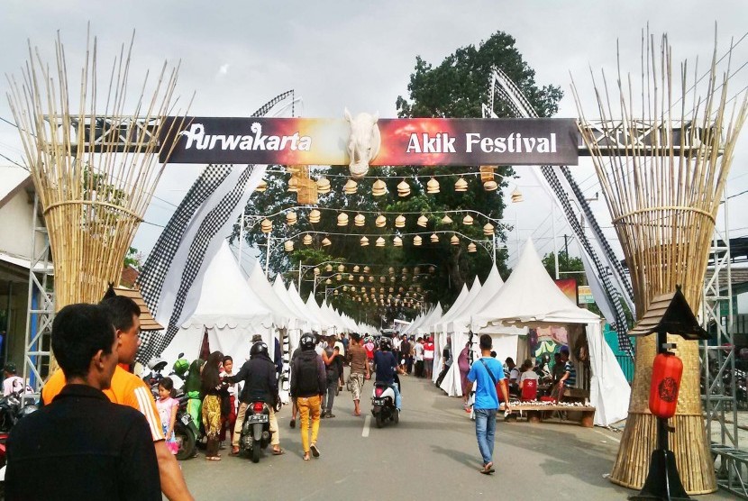 Pemkab Purwakarta menggelar festival batu akik selama tiga hari kedepan, Rabu (29/4). Festival tersebut diikuti 80 peserta se Indonesia. (Republika/Ita Nina Winarsih)