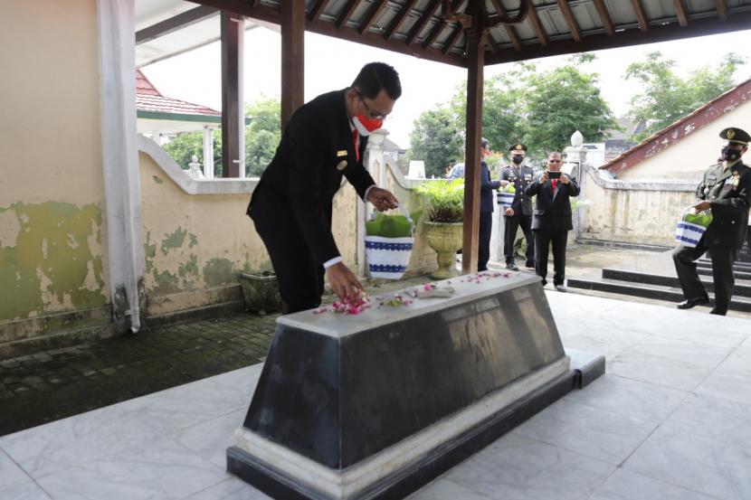 Pemkab Sleman melakukan ziarah ke makam pahlawan nasional Wahidin Sudirohusodo.
