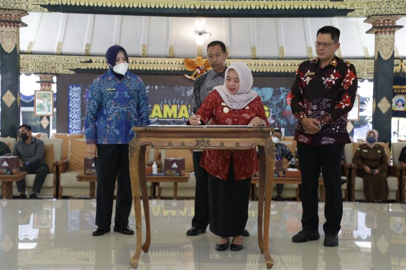 Pemkab Sleman mencanangkan enam kalurahan sebagai Kalurahan Bersih Dari Narkoba (BERSINAR) di Pendopo Parasamya, Kantor Bupati Sleman, Kamis (5/1).