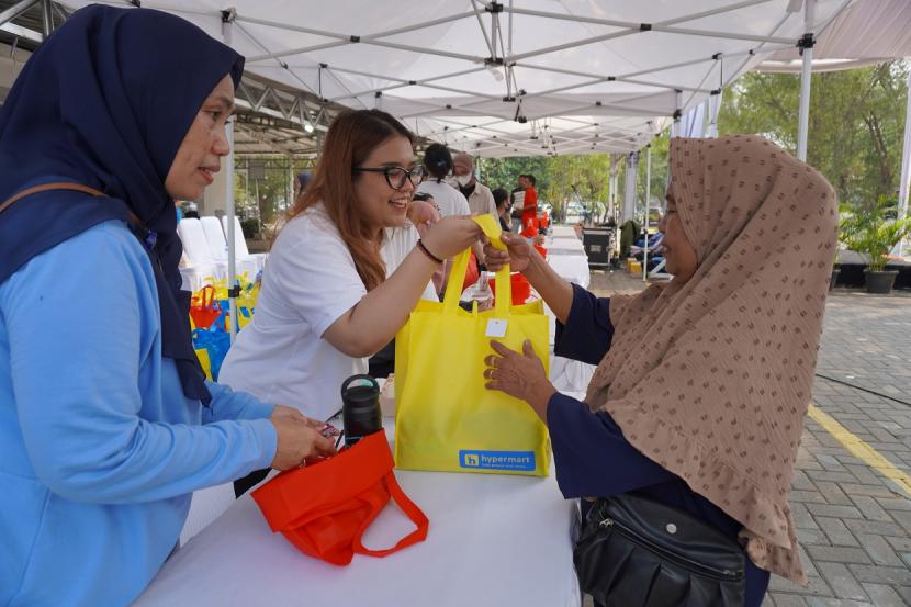 Pemkab Tangerang dan PT Lippo Karawaci Tbk (LPKR) menggelar penjualan beras premium dengan harga terjangkau bagi masyarakat yang membutuhkan di area RS Siloam Hospitals Lippo Village, Tangerang.