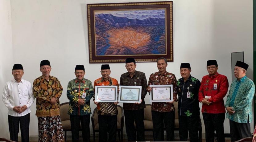 Pemkab Wonosobo melakukan kerjasama untuk pengembangan wisata religi yang ditandai dengan Memorandum of Understanding (MoU) antara Kantor Kementerian Agama Kabupaten Wonosobo dengan Dinas Pariwisata dan Kebudayaan (Disparbud) dan Dinas Arpusda Kamis, (01/09/2022) di Ruang Rapat Pendopo Bupati. 