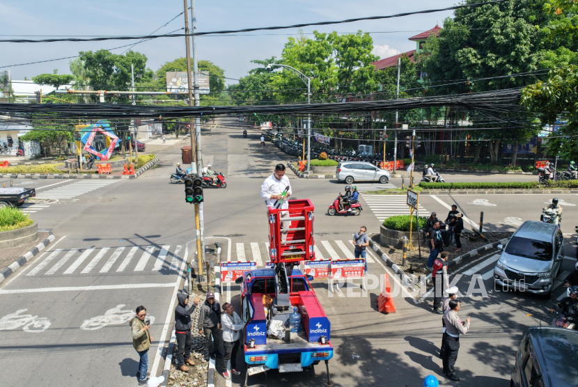 Pemkot Bandung dan Stakeholder Mulai Benahi Kabel Udara Jalan Buahbatu