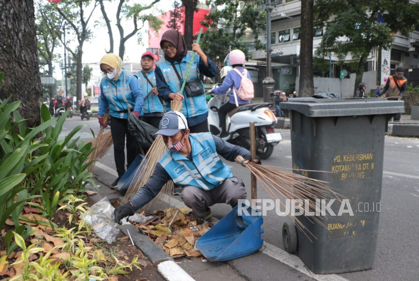 Pemkot Bandung melibatkan RW, kawasan komersial, dan rumah tangga dalam penyelesaian masalah sampah. 