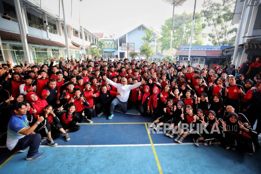 Wali Kota Bandung M Farhan, meluncurkan gerakan 7 Kebiasaan Anak Indonesia Hebat untuk memperingati Hari Anak Nasional 2025, di SMPN 4 Jalan Samoja, Bandung, Rabu (23/7/2025). 