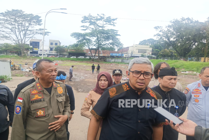 Pemkot Bandung menyegel lahan eks Palaguna Mal di Jalan Asia Afrika, Kota Bandung, Kamis (22/5/2025). Penyegelan langsung dilakukan oleh Wali Kota Bandung Muhammad Farhan didampingi oleh Kepala Satpol PP Kota Bandung Rasdian Setiadi dan jajaran. 