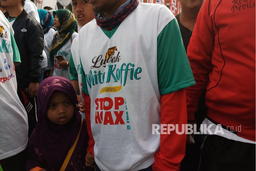 Pemkot Bekasi kampanyekan gerakan anti hoax dengan pawai bersepeda dan jalan santai manfaatkan Car free day , Ahad (11/3).