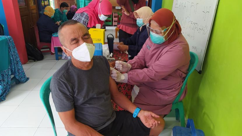 Pemkot Cirebon terus menggenjot vaksinasi Covid-19 untuk warganya, termasuk untuk lansia.