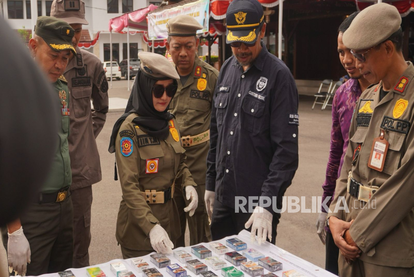 Pemkot dan Bea Cukai Tegal memusnahkan 17.900 batang rokok ilegal di halaman Pendopo Ki Gede Sebayu, Kota Tegal, Kamis (17/4/2025).