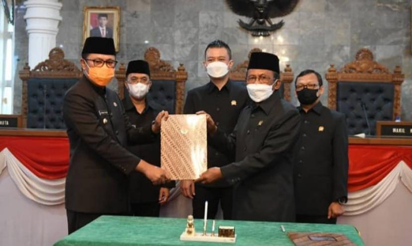 Wali Kota Sukabumi Achmad Fahmi dan Ketua DPRD Kota Sukabumi Kamal Suherman menandatangani persetujuan raperda APBD 2022 di Gedung DPRD Kota Sukabumi, Rabu (24/11)