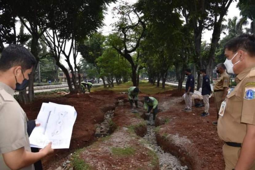 Pemkot Jakarta Timur membangun rain garden dan bioswale untuk mencegah banjir.