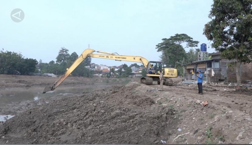 Pemkot Jakarta Timur mempercepat pengerjaan Waduk Munjul dan optimalkan fungsi waduk untuk menambah daya tampung air hujan serta meminimalkan banjir.