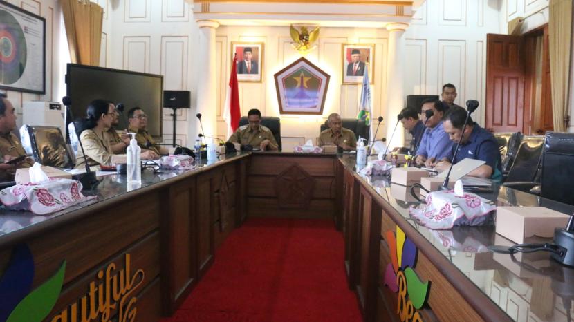   Pemkot Malang bersama Perum Jasa Tirta (PJT) I dan Perumda Tugu Tirta serta perangkat daerah lainnya melakukan rapat bersama di Balai Kota Malang.