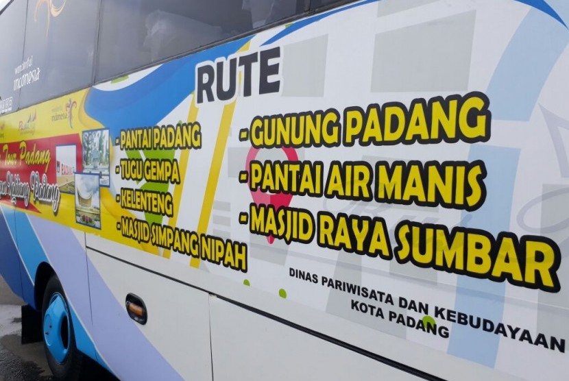 Pemkot Padang menyediakan fasilitas bus 'City Tour' gratis bagi wisatawan. Sejumlah destinasi wisata akan dilalui bus ini, termasuk Pantai Padang, Gunung Padang, Pantai Air Manis, hingga Masjid Raya Sumbar. 