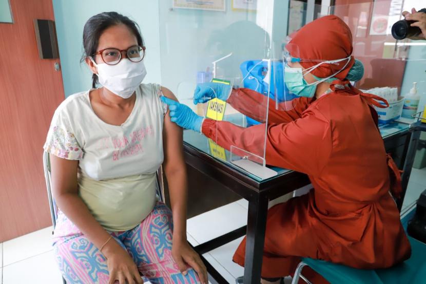 Pemkot Solo mulai memberikan vaksinasi Covid-19 bagi ibu hamil di Puskesmas Penumping, Solo, Jawa Tengah, Selasa (10/8).