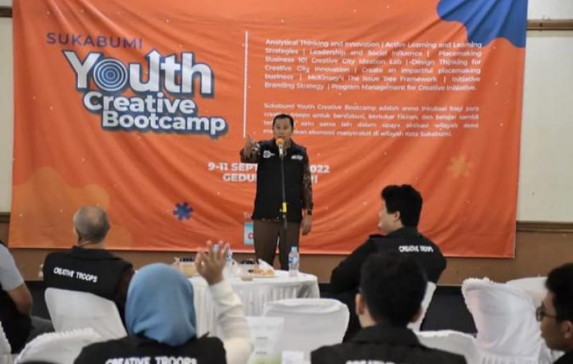 Pemkot Sukabumi berupaya membangun ruang kreasi dan inovasi berbasis wilayah. Salah satunya dengan mengukuhkan tim Creative Troops dalam momen Sukabumi Youth Creative Boothcamp (SYCB) di Gedung Korpri Kota Sukabumi, Ahad (11/9/2022).
