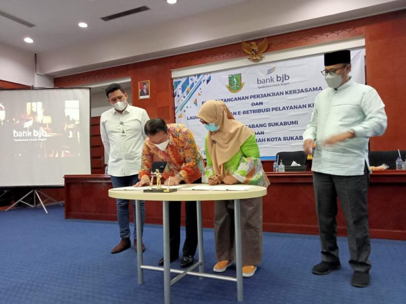 Pemkot Sukabumi dan bank bjb Sukabumi menjalin kerjasama e-retribusi pelayanan kesehatan, Jumat (24/12)