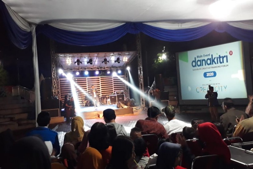 Pemkot Sukabumi majukan pelaku ekonomi kreatif melalui Danakitri dan digelar seleksi peserta di Taman Cikondang, Kota Sukabumi, Sabtu (29/2) malam.