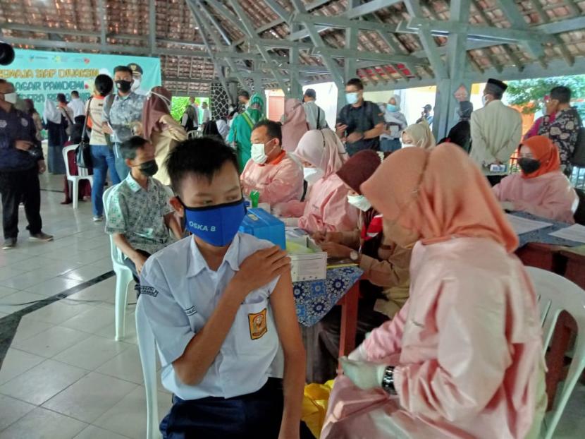 Pemkot Sukabumi mencanangkan vaksinasi Covid-19 untuk anak usia 12 tahun hingga 17 tahun di Aula SMA 4 Sukabumi, Rabu (28/7)
