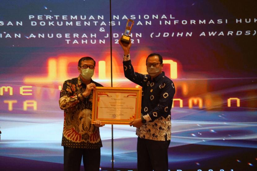 Pemkot Sukabumi menerima penghargaan anggota Jaringan dokumentasi dan informasi hukum nasiomal (JDIHN) terbaik 1 tahun 2021 kategori kota dari menkum HAM di Jakarta, Kamis (2/12).
