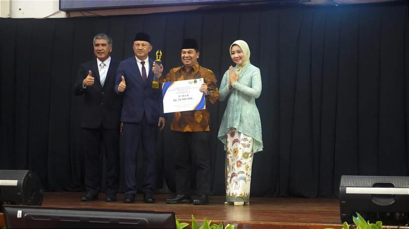 Pemkot Sukabumi meriah Anugraj Posyandu Award dari Pemprov Jabar di Spor Jabar Arcamaik, Kota Bandung, Selasa (27/13/2022).