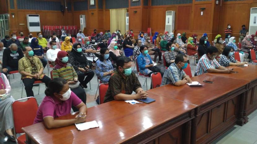 Pemkot Surabaya mensosialisasikan pembentukan Kampung Wani Covid-19, Senin (25/5).