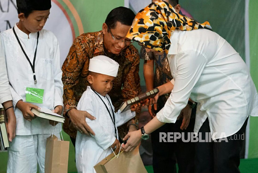 Pemkot Tangerang Selatan bersama Asia Pulp & Paper (APP) Sinar Mas mendonasikan 4.000 mushaf Alquran dan 65.600 buku tulis beserta santunan untuk anak-anak yatim piatu di wilayah Kota Tangerang Selatan, Rabu (21/6).