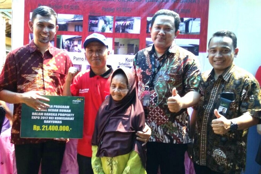 Pemnyerahan bantuan dana bedah rumah oleh Laznas BSM Umat kepada warga Banyumas, Jawa Tengah, Ahad (24/12).