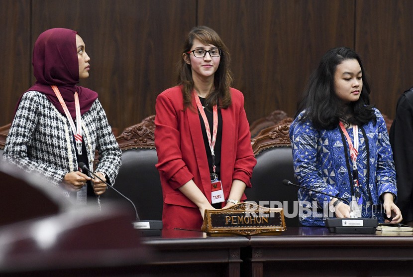 Pemohon gugatan nomor perkara 58/PUU-XVII/2019 Tsamara Armany (tengah) mengikuti sidang dengan agenda pembacaan amar putusan di Mahkamah Konstitusi, Jakarta, Rabu (11/12/2019).