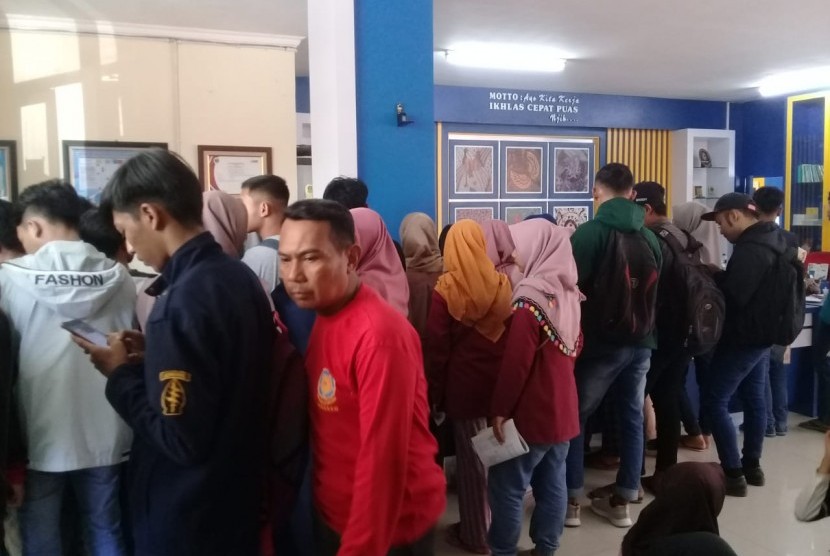 Pemohon kartu kuning di Dinas Tenaga Kerja Kabupaten Indramayu membludak sejak masa libur panjang sekolah. Sebagian besar dari mereka adalah lulusan SMA/SMK yang ingin mencari pekerjaan. 