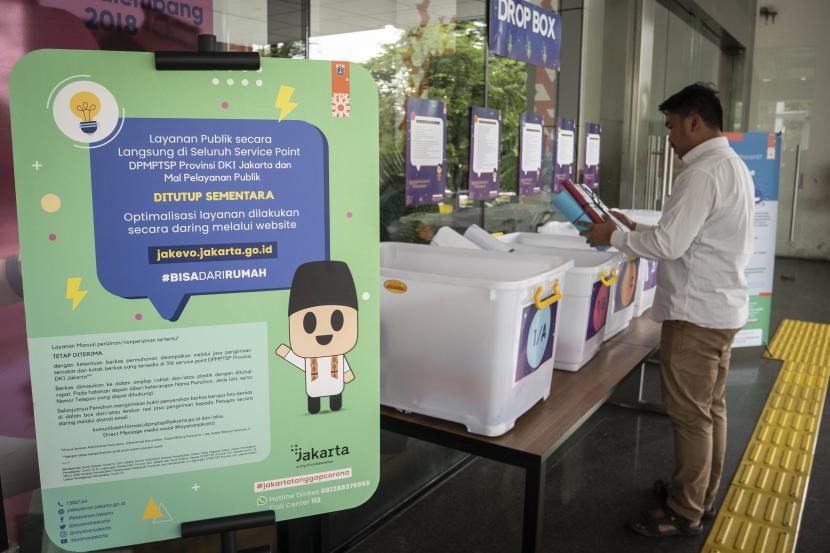 Pemohon meletakkan berkas ke dalam drop box yang disediakan di Mal Pelayanan Publik (MPP). ilustrasi