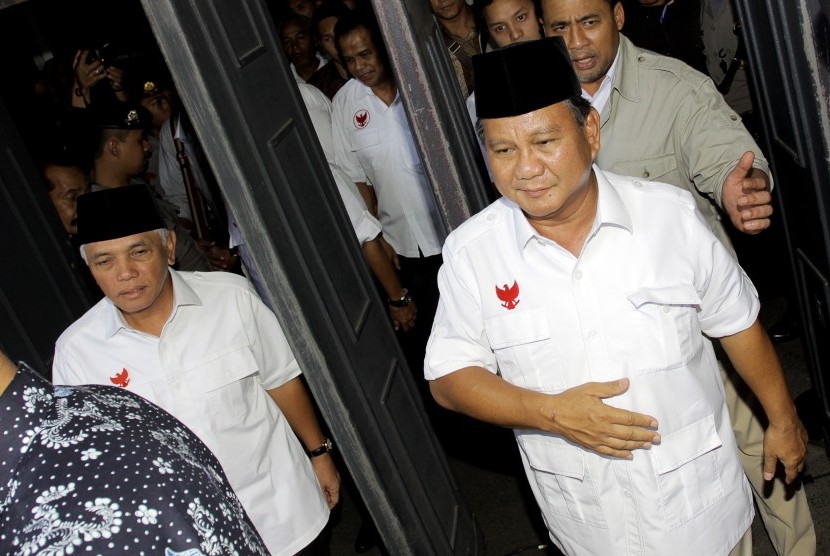 Pemohon pasangan nomor urut satu Prabowo Subianto (kanan) dan Hatta Rajasa (kiri) keluar dari Gedung Mahkamah Konstitusi usai mengikuti sidang perdana sengketa Pilpres 2014, Jakarta Pusat, Rabu (6/8). 