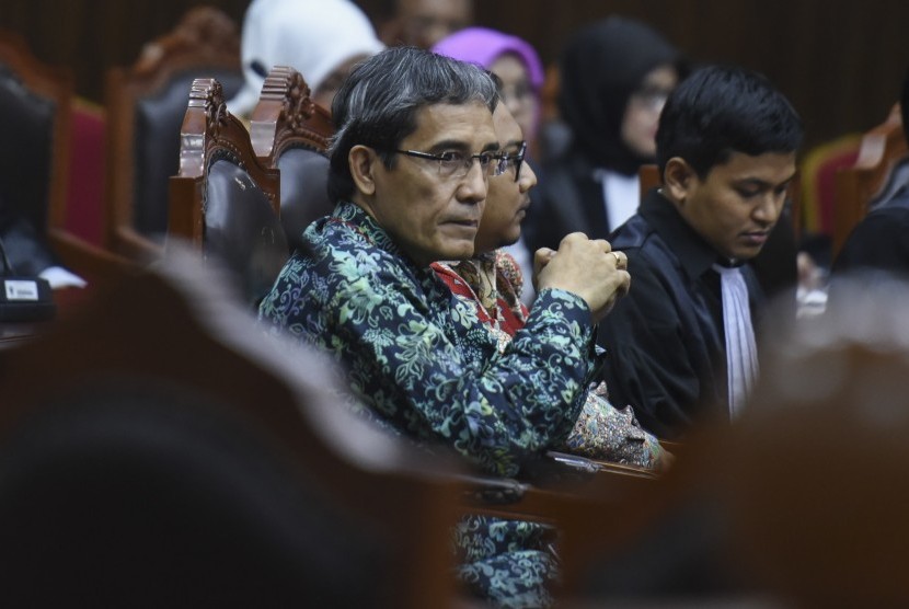 Pemohon pengajuan uji materi Hadar Nafis Gumay (kiri) mengikuti sidang uji materi Undang-Undang Nomor 7 Tahun 2017 tentang Pemilihan Umum (UU Pemilu) di Mahkamah Konstitusi, Jakarta, Selasa (24/10). 