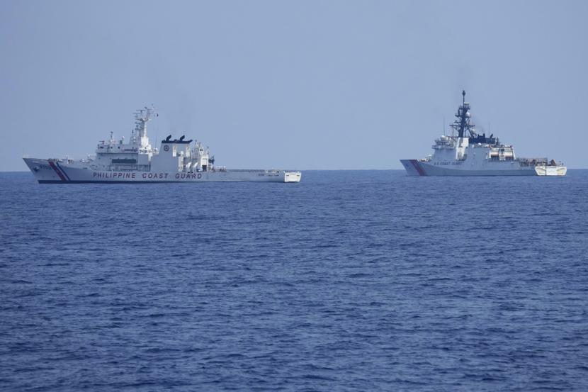 Pemotong Stratton Penjaga Pantai A.S. (WMSL 752), kanan, di samping kapal Penjaga Pantai Filipina Melchora Aquino selama latihan Penjaga Pantai trilateral di perairan provinsi Bataan, Filipina, Selasa, 6 Juni 2023.