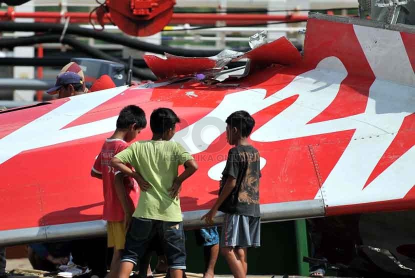  Pemotongan Ekor Pesawat. Petugas memotong badan pesawat Air Asia QZ8510 di Pelabuhan Panglima Utar, Kumai, Kalteng, Senin (12/1)