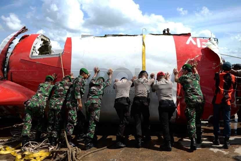 Pemotongan Ekor Pesawat. Petugas memotong badan pesawat Air Asia QZ8510 di Pelabuhan Panglima Utar, Kumai, Kalteng, Senin (12/1).