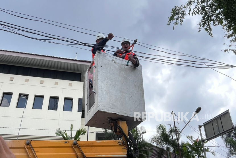 Pemotongan kabel sebagai simbolis Dinas Komunikasi Informatika dan Persandian (Kominfosan) Kota Yogyakarta telah menyelesaikan pogram percepatan atau quick wins 100 hari kerja Wali Kota Yogyakarta. 
